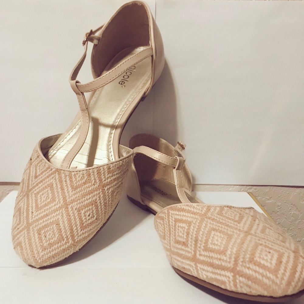 Nude/beige patterned T-strap flat!